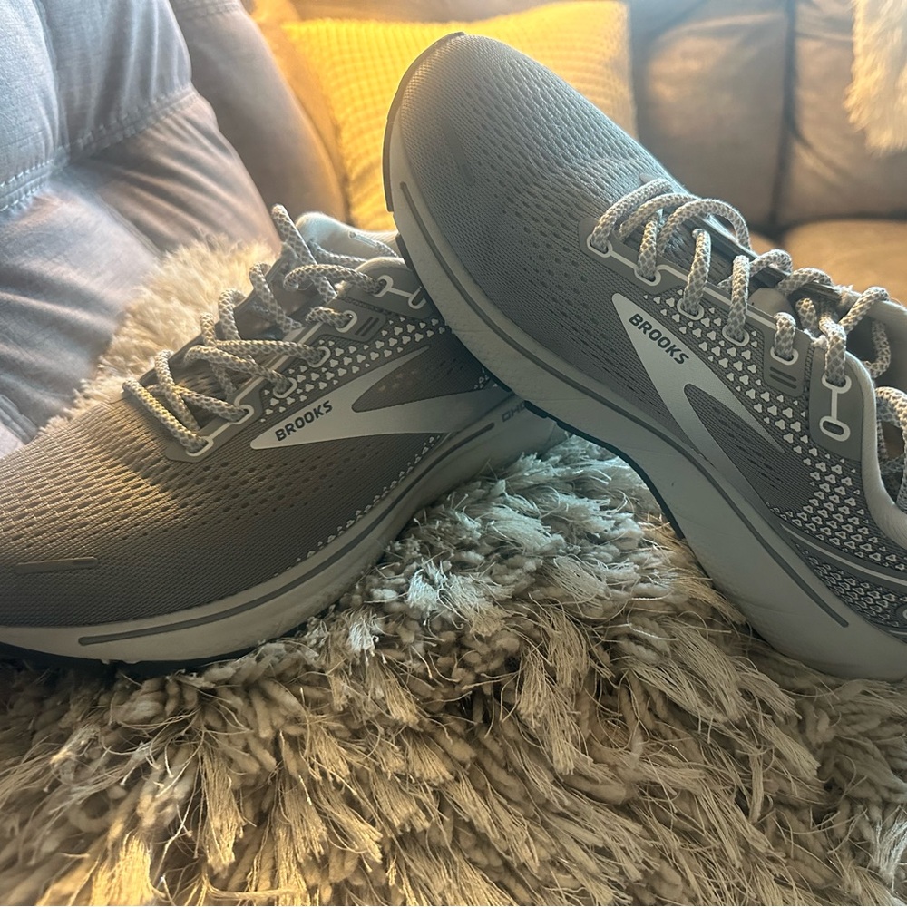 Woman’s Brooks Ghost running shoes size 9.5